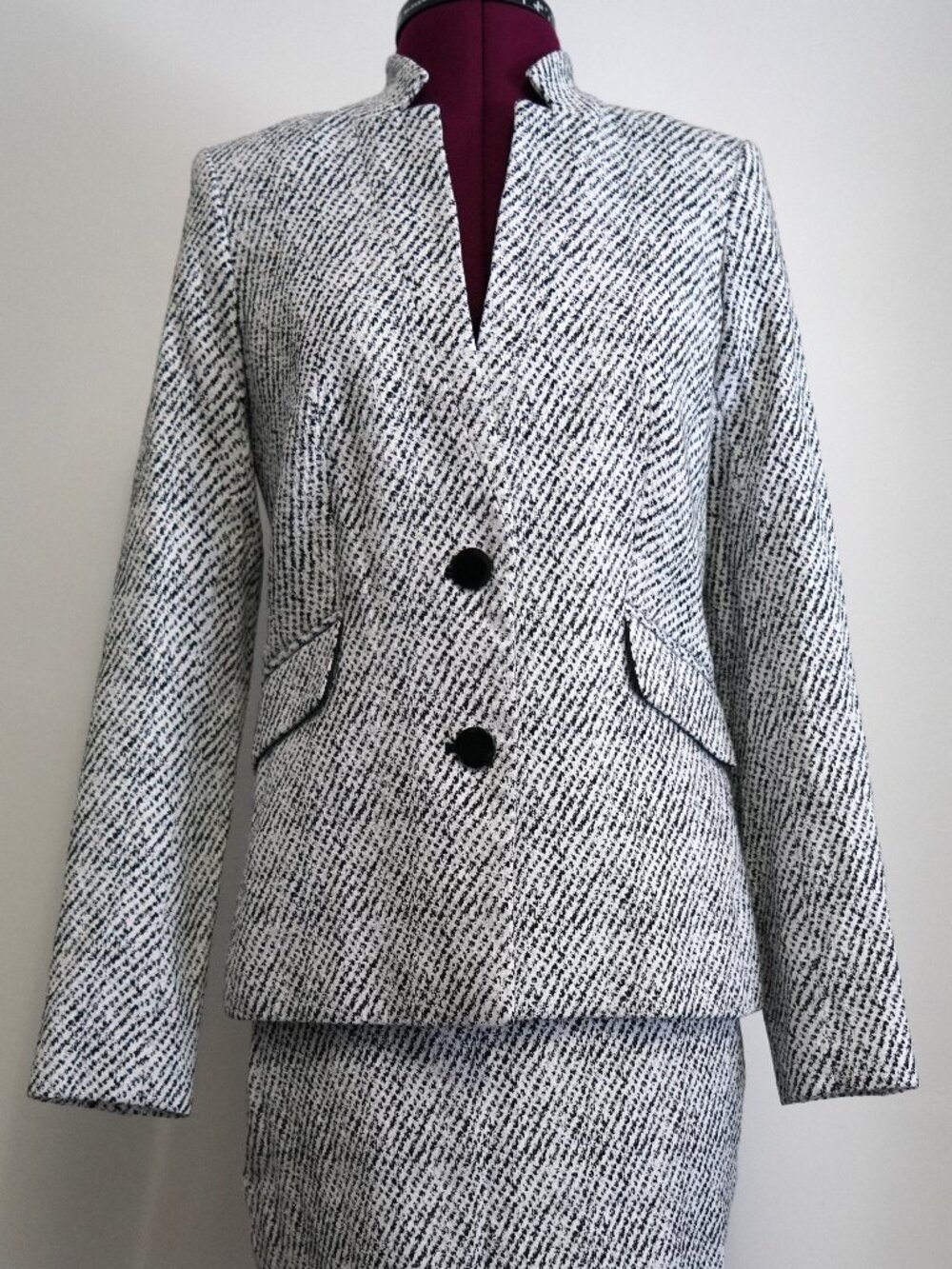 Karl Lagerfeld 2 Piece Suit-Womens 4-Jacket/Pencil Skirt-Black and White